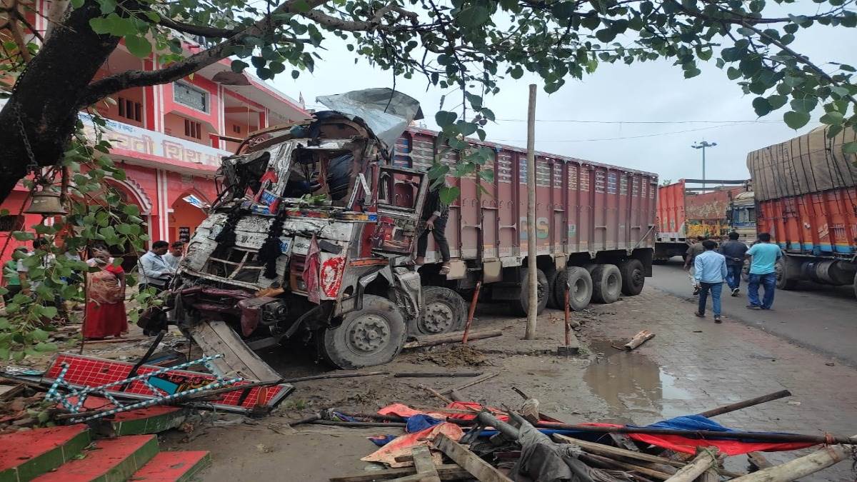 अनियंत्रित ट्रक चाय की दुकान पर पलटा, तीन लोगों की मौके पर ही मौत; सात घायल