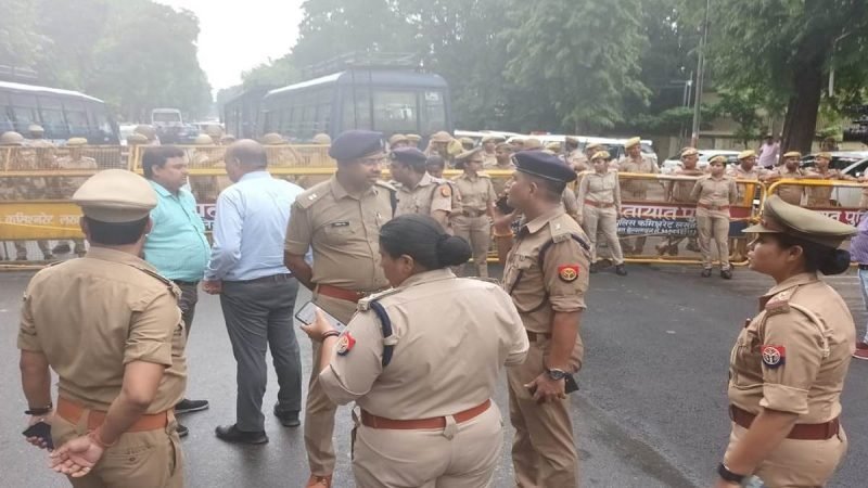 अख‍िलेश यादव के घर पर पुल‍िस तैनात, व‍िधायक बोले- योगी जी आप सत्ता के बल पर कर रहे तानाशाही