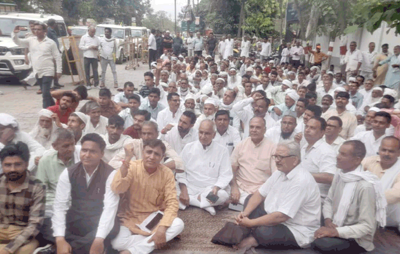 किसान बचाओ रैली निकालकर मंडलायुक्त कार्यालय पर गरजे किसान