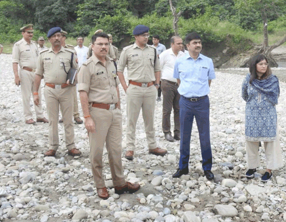 डीएम व एसएसपी ने किया सिद्धपीठ शाकम्भरी देवी का निरीक्षण