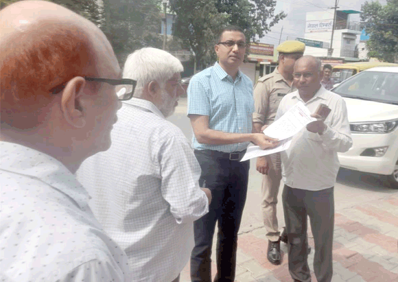 अन्याय विरोधी परिषद के प्रतिनिधिमंडल ने मंडलायुक्त को सौंपा ज्ञापन