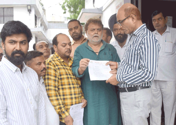 विभिन्न समस्याओं को लेकर कांग्रेसजनों ने अपर आयुक्त को सौंपा ज्ञापन