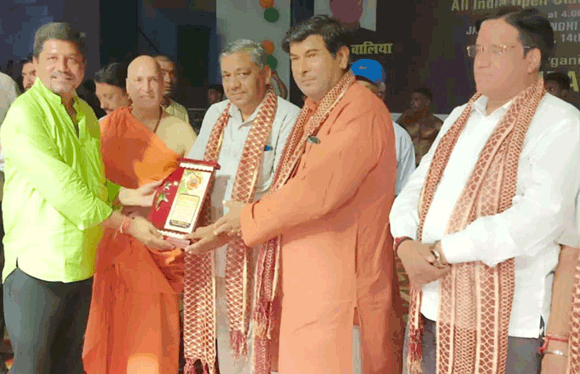 बॉडी बिल्डिंग प्रतियोगिता में प्रतिभागियों ने किया बॉडी का प्रदर्शन