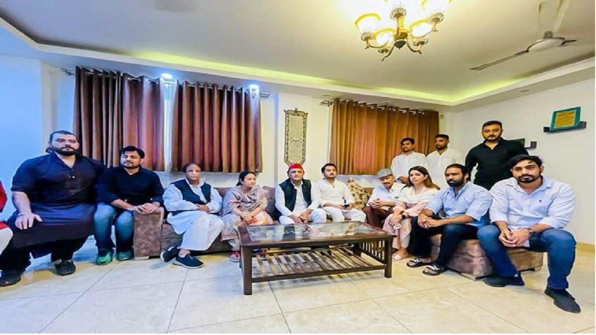 Akhilesh Yadav: नई दिल्ली में आजम खां से मिले अखिलेश यादव, मेदांता में जाकर जाना मुलायम सिंह यादव का हाल