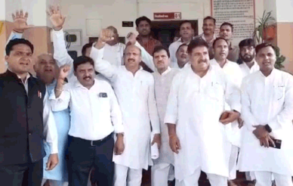 एससी/एसटी के उत्पीडऩ के खिलाफ डीएम को सौंपा ज्ञापन