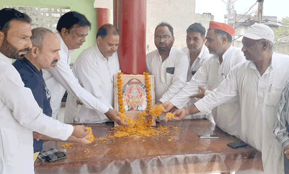 सपाइयों ने बनाया विश्वकर्मा पूजा उत्सव