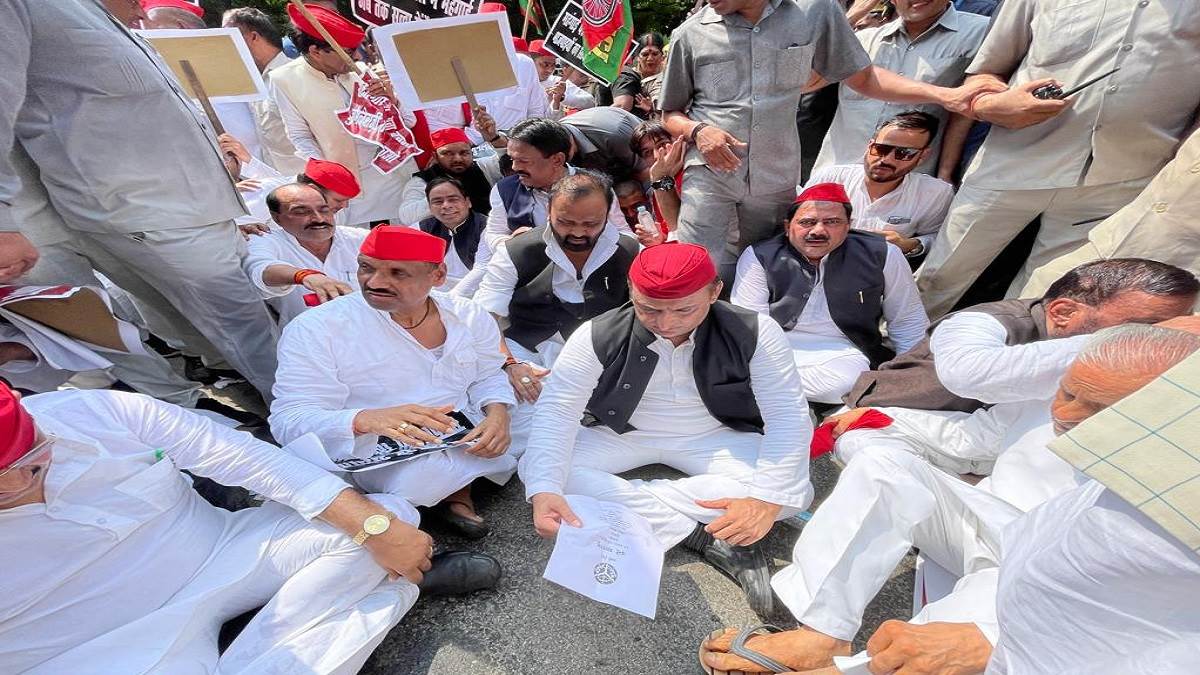 UP Monsoon Session: समाजवादी पार्टी के विधायकों ने निकाला पैदल मार्च, सड़क पर लगाया डमी सदन