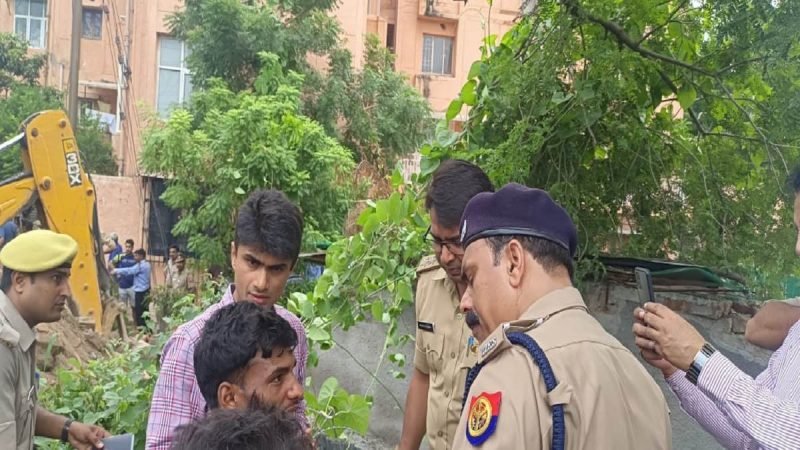 नोएडा में बड़ा हादसा: नाले से सटी चारदीवारी गिरने से 4 की मौत, 9 लोगों को बचाया; कई अब भी दबे