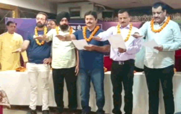 नवनिर्वाचित पदाधिकारियों को दिलाई शपथ