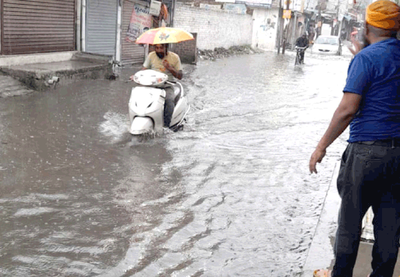 शारदा नगर में जलभराव होने से नागरिक परेशान