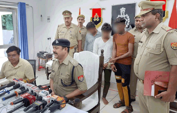 पुलिस के हत्थे चढ़े तीन आरोपी, चोरी की घटना का किया खुलासा