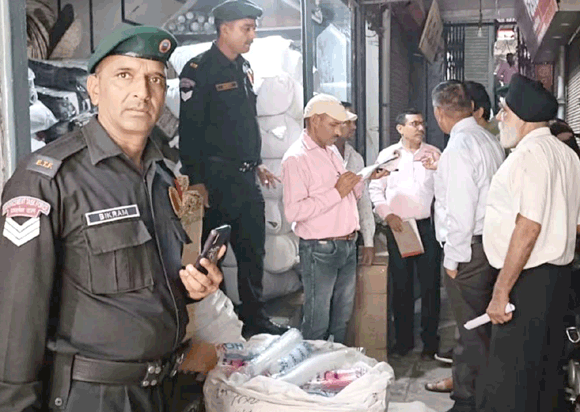 प्रतिबंधित पॉलीथिन बरामद कर 23 हजार जुर्माना वसूला