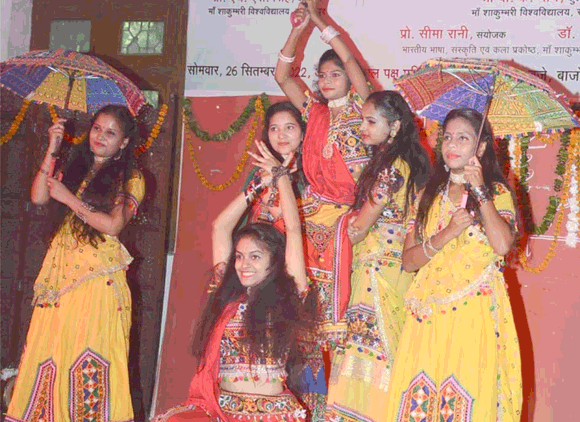 रंगारंग प्रस्तुतियों के माध्यम से दर्शकों को मंत्रमुग्ध