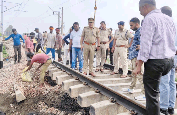 यमुना नदी का जलस्तर बढऩे से धंसा रेलवे ट्रैक, ट्रेनों का आवागमन रहा बाधित