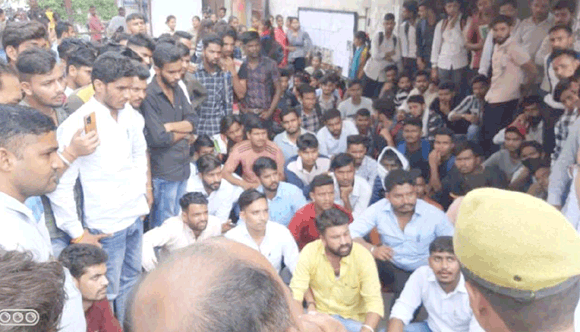छात्र-छात्राओं ने किया कालेज प्राचार्य का घेराव, सौंपा ज्ञापन