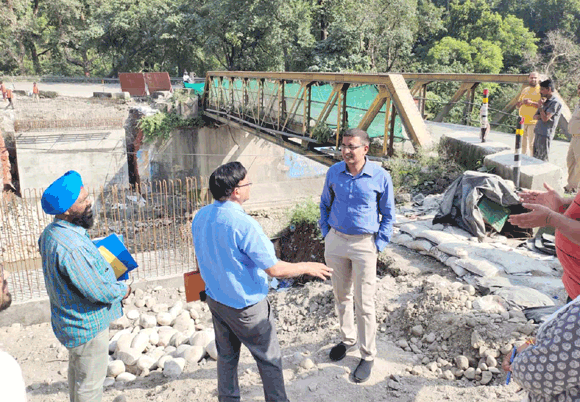 मंडलायुक्त ने निर्माण कार्य की धीमी प्रगति पर जताया आक्रोश