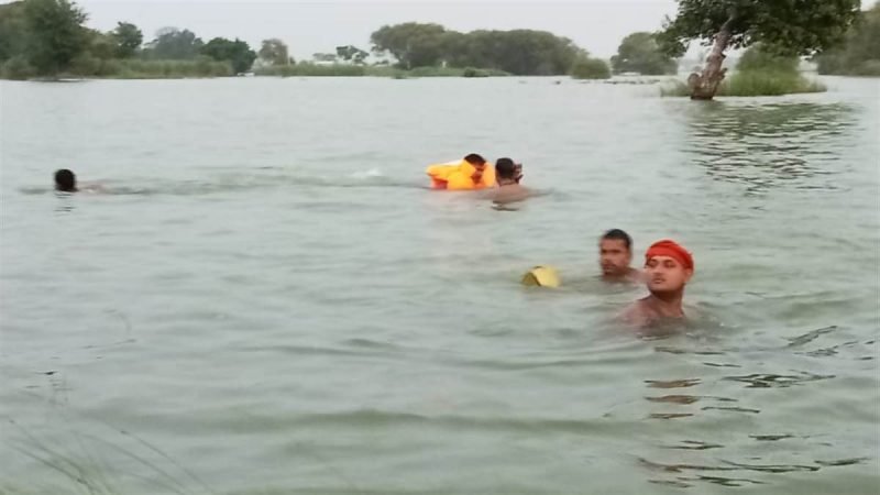 यूपी के गाजीपुर में गंगा नदी में 30 लोगों से भरी नाव पलटी, अब तक दो के मरने की पुष्टि, पांच बताए जा रहे लापता