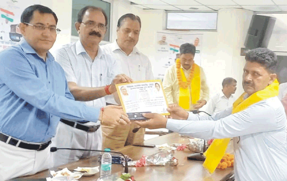शिक्षक दिवस पर प्रधानाचार्य को किया सम्मानित