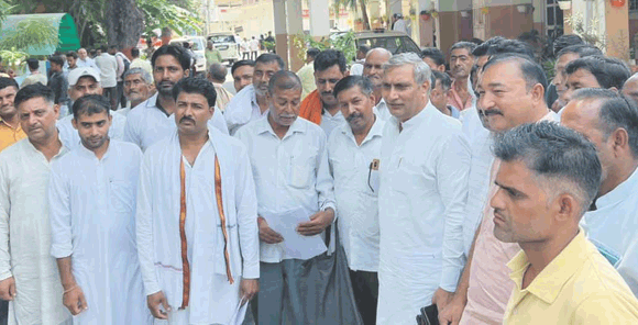 गलत तरीके से आरसीसी रोड बनाने के विरोध में ग्रामीणों ने किया जिला मुख्यालय पर प्रदर्शन