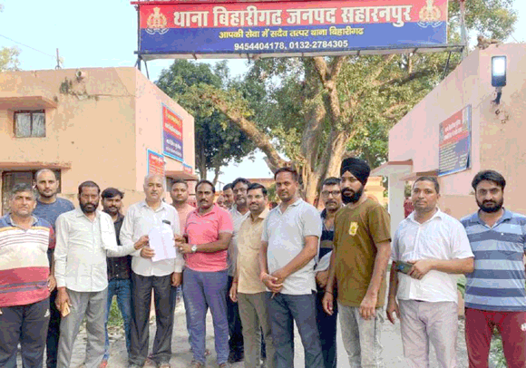 बिजली विभाग के अधिकारियों से उपभोक्ता नाराजए