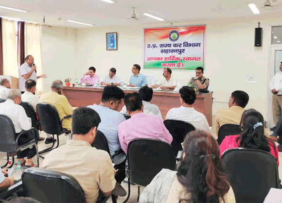 मण्डलायुक्त ने व्यापारियों की समस्याओं के समाधान के लिए अधिकारियों को दिए निर्देश