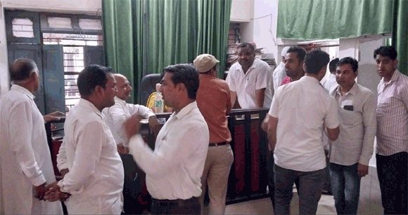 अधिवक्ता व कंप्युटर आपरेटर के बीच हुई नौकझोंक के बाद उपनिंबधक कार्यालय मे कामकाज ठप