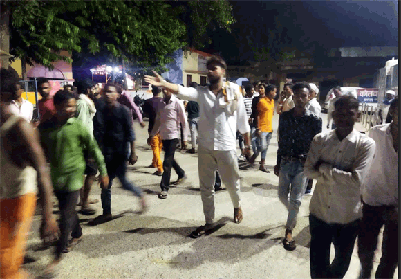 मामूली कहासुनी के चलते दबंग युवकों नेघर में घुसकर लाठी-डंडों से की मारपीट