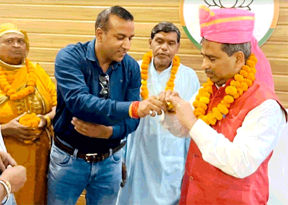 विकास चौधरी को सफाई लिपिक नियुक्त किए जाने पर सफाई कर्मियों ने राज्यमंत्री को पगड़ी पहनाकर जताया आभार।