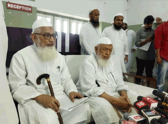 धार्मिक शिक्षा के साथ दुनियावी शिक्षा को तवज्जो दी जाए।