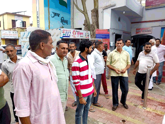 घर में चोरी की नीयत से घुसे चोरो में से एक को ग्रामीणों ने पकडा, पुलिस को सौंपा
