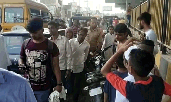 बच्चा चोरी के शक में लोगों ने एक महिला व एक व्यक्ति को मारपीट घायल कर दिया।