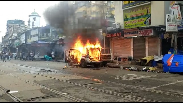 TMC के विरोध के बीच प्रदर्शनकारियों ने पुलिस की गाड़ी को फूंका, बंगाल BJP अध्यक्ष हिरासत में