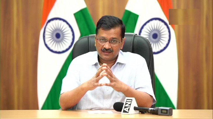 गुजरात: केजरीवाल को ऑटो में बैठने से पुलिस ने रोका, तीखी बहस