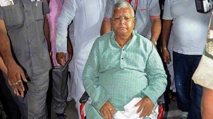 दिल्ली पहुंचते ही गरजे लालू यादव, कहा – सत्ता जाने से अमित शाह बिल्कुल पगलाए हुए हैं