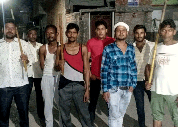 जागते रहो की आवाज देकर और हाथों में डंडे लेकर रात में पहरा दे रहे ग्रामीण
