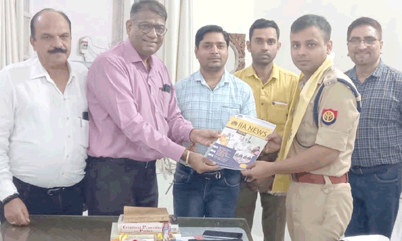 आईआईए ने किया एसपी सिटी व नगर मैजिस्ट्रेट को सम्मानित