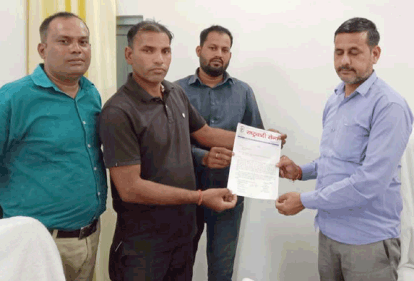 मिलावटी मिठाई को लेकर खाद्य सुरक्षा विभाग के अधिकारी को सौंपा ज्ञापन