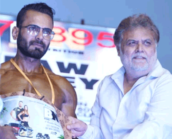 बॉडी बिल्डिंग प्रतियोगिता में प्रतिभागियों ने दिखाया अपनी बॉडी का जादू