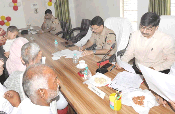 सम्पूर्ण समाधान दिवस में डीएम व एसएसपी ने सुनीं फरियाद