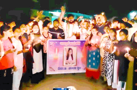 कैंडल मार्च निकालकर की हत्यारोपियों को फांसी की सजा दिलाने की मांग