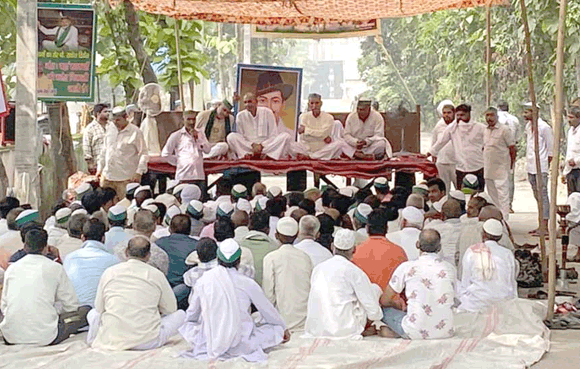बकाया गन्ना मूल्य भुगतान को लेकर मिल गेट पर किसानों ने शुरू किया धरना
