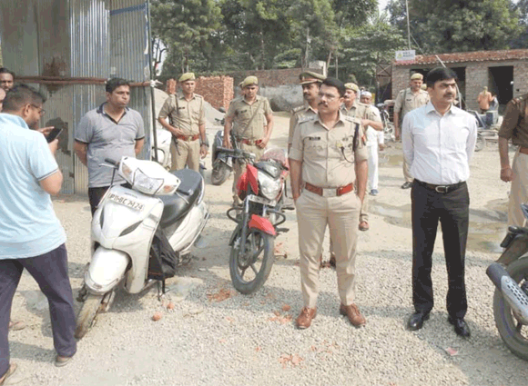 डीएम-एसएसपी ने किया पटाखों की दुकानों का औचक निरीक्षक