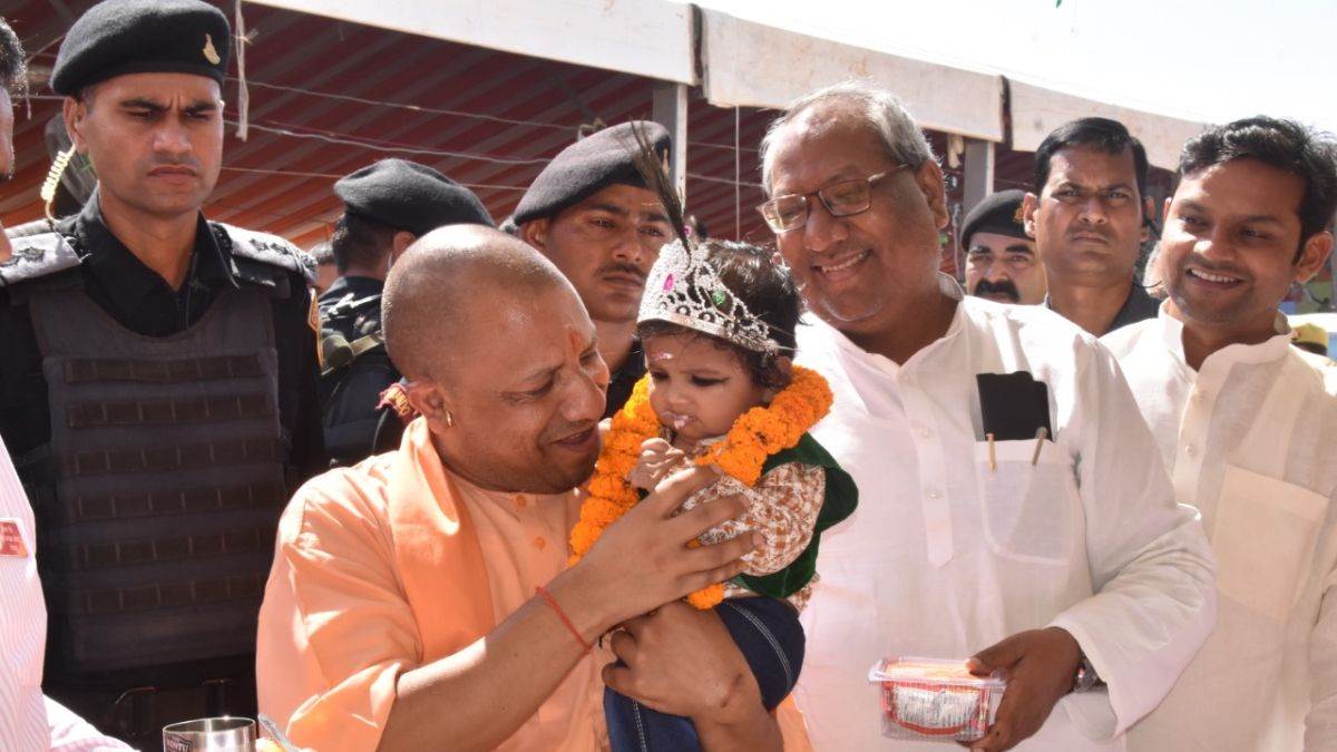 सीएम योगी आदित्यनाथ ने गोरखपुर में वनटांगियों संग मनाई दीवाली, 80 करोड़ की योजनाओं की दी सौगात