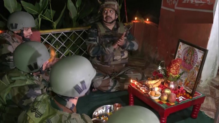 LoC पर जवान मना रहे दिवाली का जश्न, भारत माता की जय के लग रहे नारे