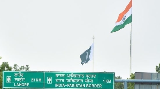 भारत अटारी सीमा पर पाकिस्तानी झंडे से लंबा तिरंगा फहराएगा
