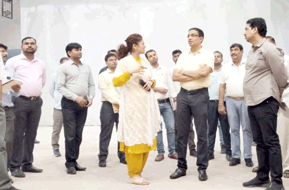 मंडलायुक्त ने नगरायुक्त के साथ किया जनमंच परिसर का निरीक्षण