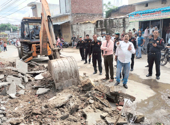 अमन विहार में गरजी निगम की जेसीबी,अतिक्रमण किया ध्वस्त