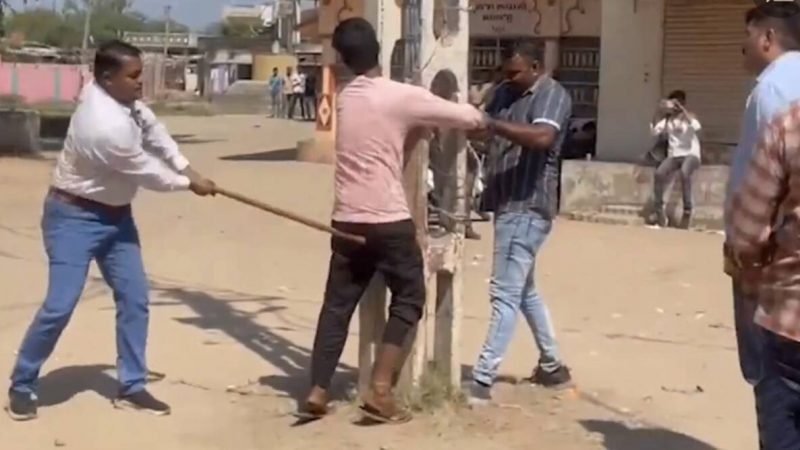 कोड़े मारने वाला आदमी पुलिस इंस्पेक्टर है, साथियों ने उसकी मदद की; जांच शुरू