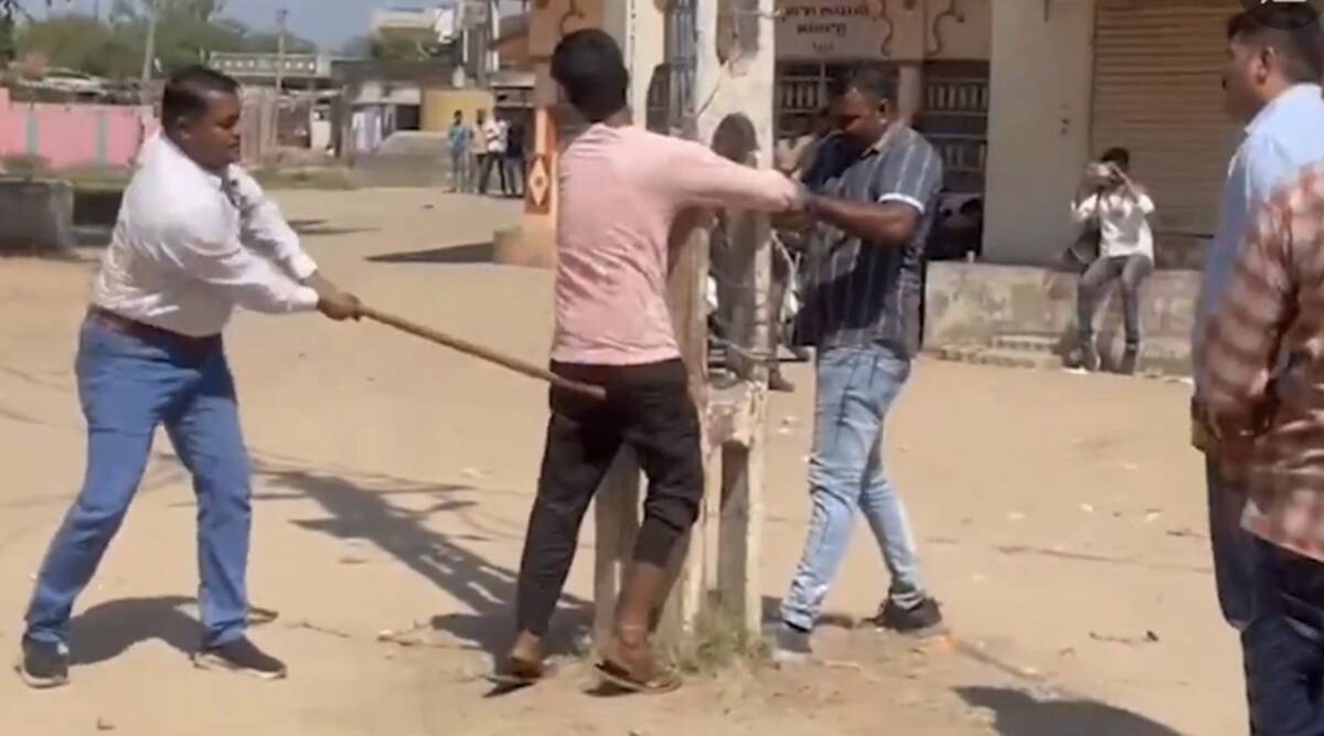 कोड़े मारने वाला आदमी पुलिस इंस्पेक्टर है, साथियों ने उसकी मदद की; जांच शुरू