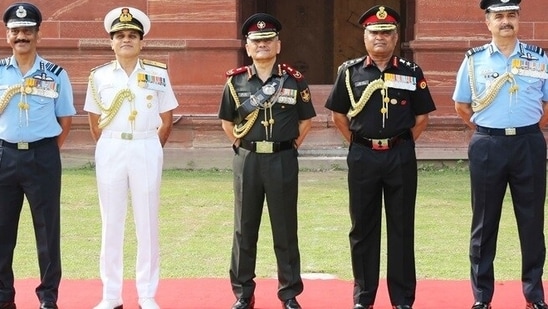 स्टैंड-ऑफ हथियार युग की शुरुआत के रूप में त्रि-सेवा मिसाइल कमान निहाई पर